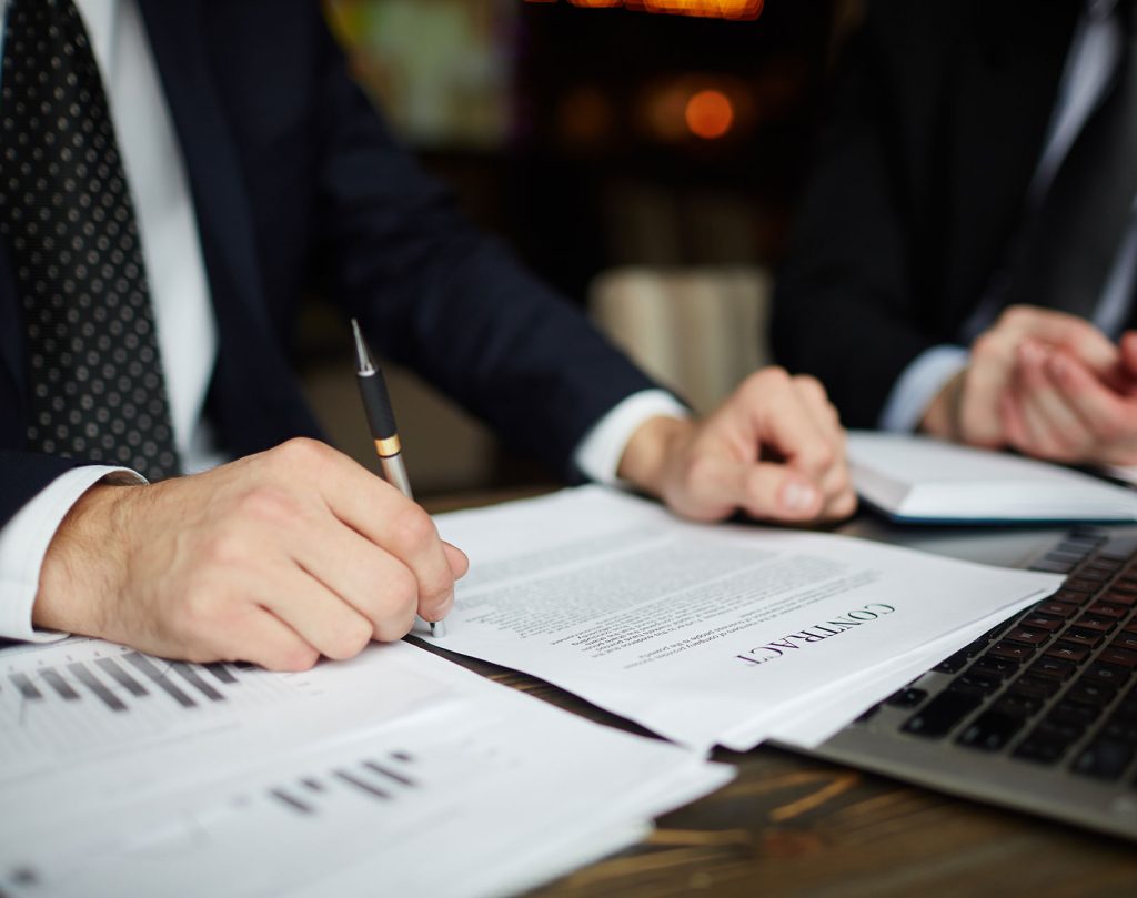 Protege tu Inversión: Claves Legales Antes de Comprar un Inmueble en Medellín desde USA 3 abogados medellin
