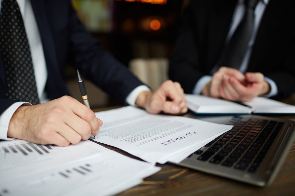 Problemas con un contrato incumplido: cómo protegerse legalmente sin perder la cabeza 1 empresario-leyendo-contrato