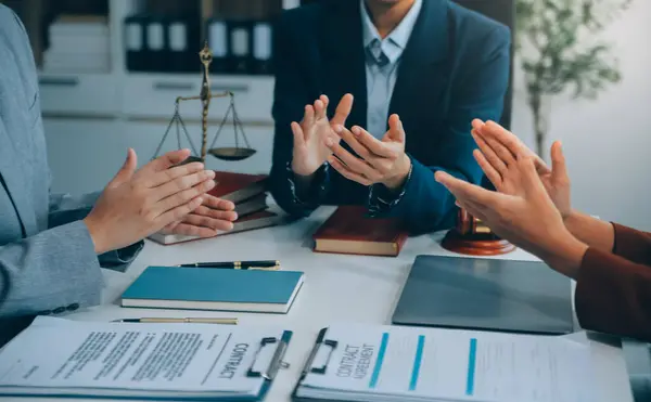 ¿Te acusan injustamente? Descubre cómo defenderte con Sejuin Abogados en Medellín 3 derechos laborales
