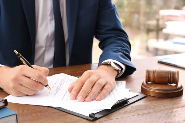 Ser acusado no te hace culpable: tu defensa legal empieza con un buen abogado 5 abogado con documento