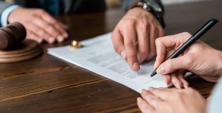 cliente firma decreto de divorcio