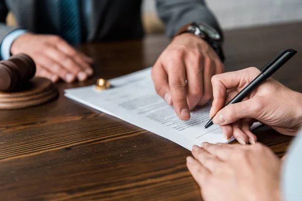 Divorcio y Separación en Colombia Estando en Estados Unidos: Procedimiento Legal 4 cliente firma decreto de divorcio