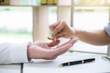 El Divorcio en Medellín: Pasos legales y cómo Sejuin Abogados puede ayudarte 1 firmando el divorcio