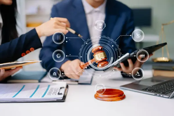 Defensa legal en Medellín: ¿Cómo manejar un caso penal con la ayuda de Sejuin Abogados? 3 abogados y clientes