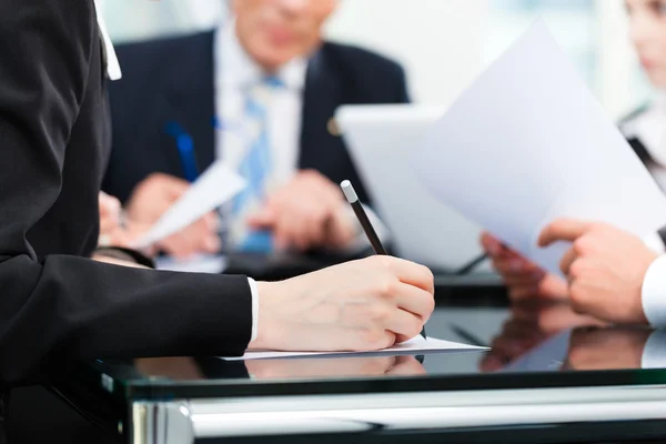 Contratación pública en Colombia: Derechos y obligaciones de los contratistas 2 abogados